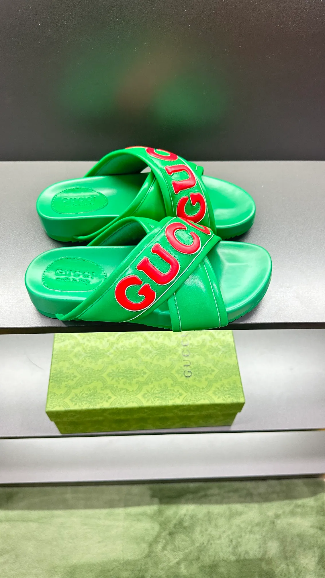 [G Family Couple Style] P: 320💰Female size 36~40 Men's size 39~45, (46. Custom-made GG slippers for men and women. This slipper is made of GG polyester fiber and is decorated with a Gucci label on the front, which adds a striking logo feel to the style. Beige GG recycled polyester fiber, same size for men and women, leather trim